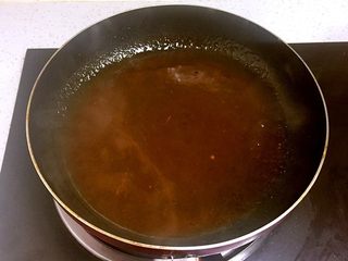 14、红烧狮子头,再来烧个浇汁儿：取适量煮过狮子头的汤汁放锅里，勾薄芡，淋在狮子头上即可。