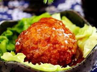 15、红烧狮子头,肥肉颗粒在慢炖的过程中逐渐融化，所以这个大丸子表面会变的坑坑洼洼，这才是狮子头应有的状态。您学会了吗？快来交作业哦！