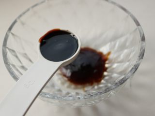 4、照烧鸡腿,加一勺老抽一勺生抽。