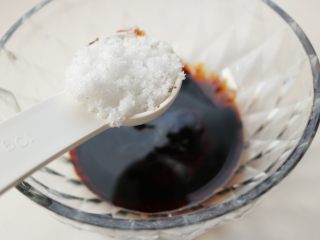 5、照烧鸡腿,加三勺糖。