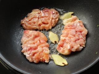 9、照烧鸡腿,鸡皮向下，放入鸡腿开始煎。