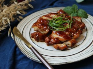 18、照烧鸡腿,小葱一棵切成丝。装饰一下就可以上桌了。