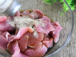 2、麻辣与热烫的刺激，征服你的味蕾，水煮肉片,倒入10g料酒、10g生抽、1g胡椒粉、0.5g盐，抓匀