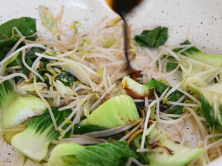 6、麻辣与热烫的刺激，征服你的味蕾，水煮肉片,炒香后倒入豆芽、青菜，翻炒均匀，再倒入10g生抽