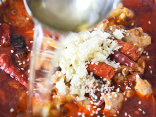 15、麻辣与热烫的刺激，征服你的味蕾，水煮肉片,淋上2勺热油