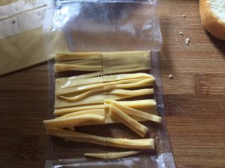 10、芝士焗土豆泥,将芝士片切成细小条状