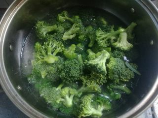 6、西兰花炒豆芽,倒入西蓝花焯熟。