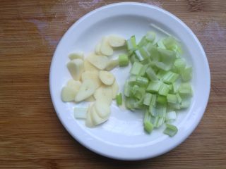 7、西兰花炒豆芽,准备葱花、蒜片。