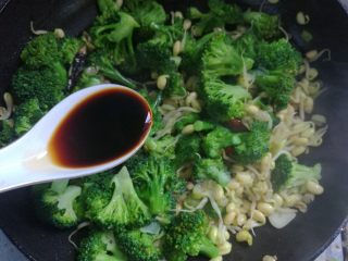 14、西兰花炒豆芽,生抽1勺。