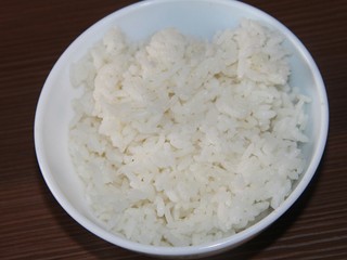 3、辣白菜鸡蛋腊肠炒饭,剩米饭一碗