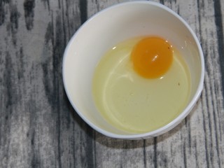 4、辣白菜鸡蛋腊肠炒饭,鸡蛋打入碗中