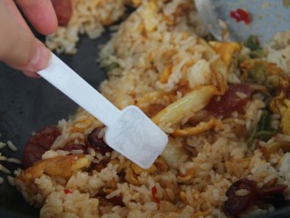 12、辣白菜鸡蛋腊肠炒饭,翻炒几下，加一勺盐