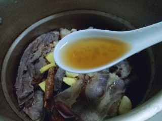 6、#食二星座#酱牛腱,再加入料酒。