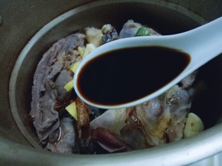 7、#食二星座#酱牛腱,加入生抽。