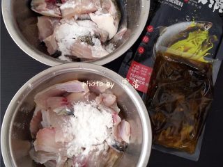 2、四川酸菜鱼,鱼头、鱼骨、鱼尾同鱼片分别用盐、料酒抓匀后，腌制片刻；再调入酸菜鱼调料里的淀粉；
