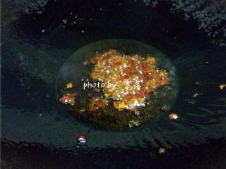 6、四川酸菜鱼,放入郫县豆瓣酱炒香；