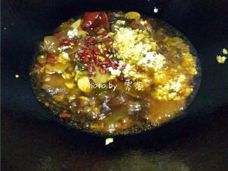 8、四川酸菜鱼,放入姜末，蒜末，葱末，干辣椒，花椒继续翻炒；