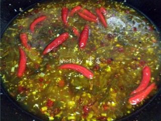 9、四川酸菜鱼,加入适量清水，放入泡椒，调入适量生抽，白糖烧开；