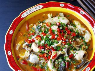 12、四川酸菜鱼,关火，起锅；撒葱花，小米辣碎。