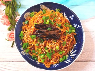 22、葱油拌面,撒上芝麻，香葱碎，放上焦香的葱段，就可以享用了