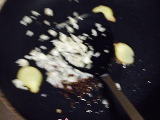 5、麻辣鱼片儿,大蒜切颗粒,锅内入油,下入蒜末,姜片以及花椒炒香