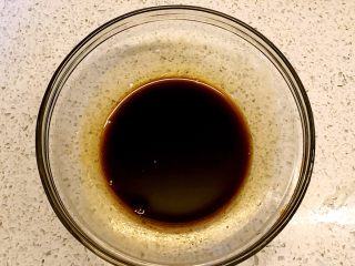 6、手撕包菜,配制酱汁:2汤勺酱油、1汤勺蚝油、一汤勺香醋、1小勺糖搅拌均匀。