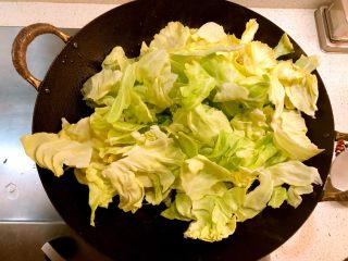 9、手撕包菜,加入圆白菜。