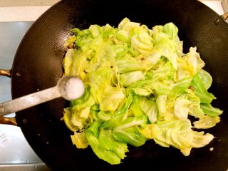 11、手撕包菜,下半勺盐。