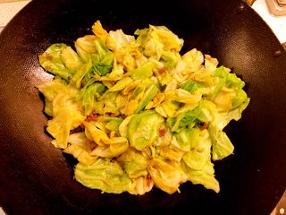 13、手撕包菜,炒匀后起锅。