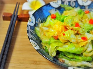 14、手撕包菜,装盘。