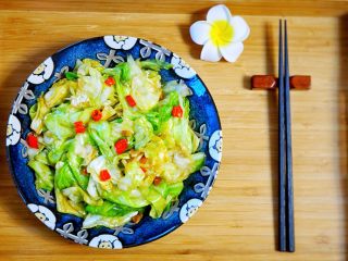 15、手撕包菜,成品。