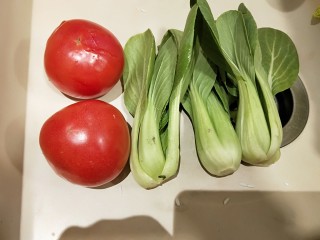 1、水晶豆腐番茄浓汤宝,番茄洗干净，小油菜洗干净。