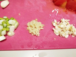 5、水晶豆腐番茄浓汤宝,葱姜蒜切碎。