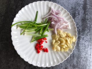 3、酸辣土豆丝,大蒜和小米椒切末，洋葱切条，香葱切小段