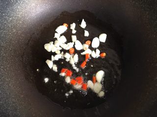 6、酸辣土豆丝,锅中倒入适量油，放入大蒜和小米椒炒香