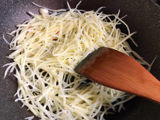 8、酸辣土豆丝,翻炒均匀