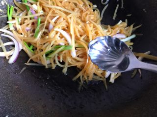 13、酸辣土豆丝,加入5勺白醋或米醋