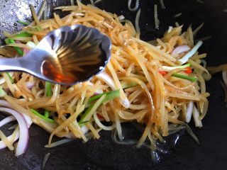 14、酸辣土豆丝,加入两勺料酒