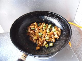 9、酱炒三丁, 加白糖提味，炒匀即可关火 