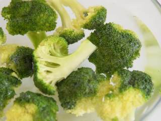1、蚝油蒜香西兰花这样做最美味, 营养高味道棒,西兰花撕小朵，放盐水里浸泡。