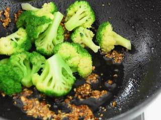 3、蚝油蒜香西兰花这样做最美味, 营养高味道棒,热锅冷油，蒜末爆香后加入蚝油、西兰花快速翻炒均匀即可。