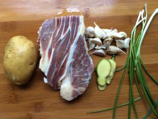 1、红烧土豆牛肉,准备食材