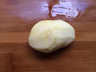 2、红烧土豆牛肉,土豆洗净去皮