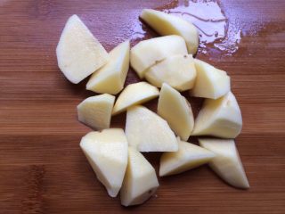 3、红烧土豆牛肉,滚刀切块