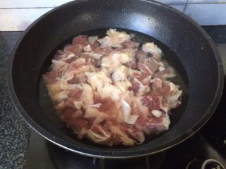 5、红烧土豆牛肉,冷水入锅