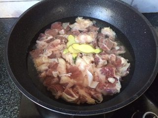 6、红烧土豆牛肉,加入姜片