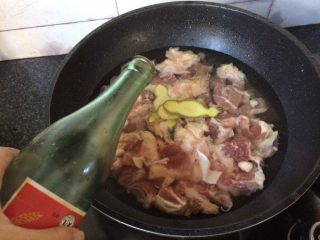 7、红烧土豆牛肉,加入料酒煮沸