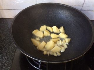 12、红烧土豆牛肉,加入土豆翻炒变色