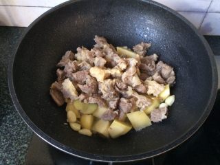 13、红烧土豆牛肉,加入牛肉一起翻炒