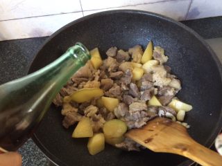 14、红烧土豆牛肉,放入料酒